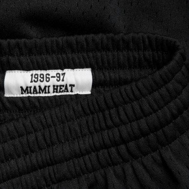 MN-NBA-540B-MIAHEA_Short NBA Miami Heat 1996-97 Mitchell & Ness Swingman Noir pour Homme
