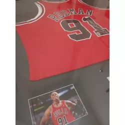 Camiseta NBA Dennis Rodman Chicago Bulls firmado y autentificado rojo