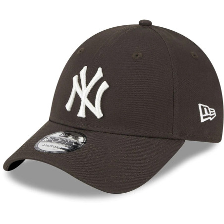 New Era League Essential 9Forty hat MLB New York Yankees brown